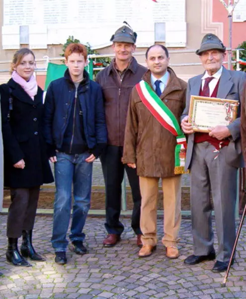 Giuseppe Fornero con i suoi famigliari e il Sindaco 