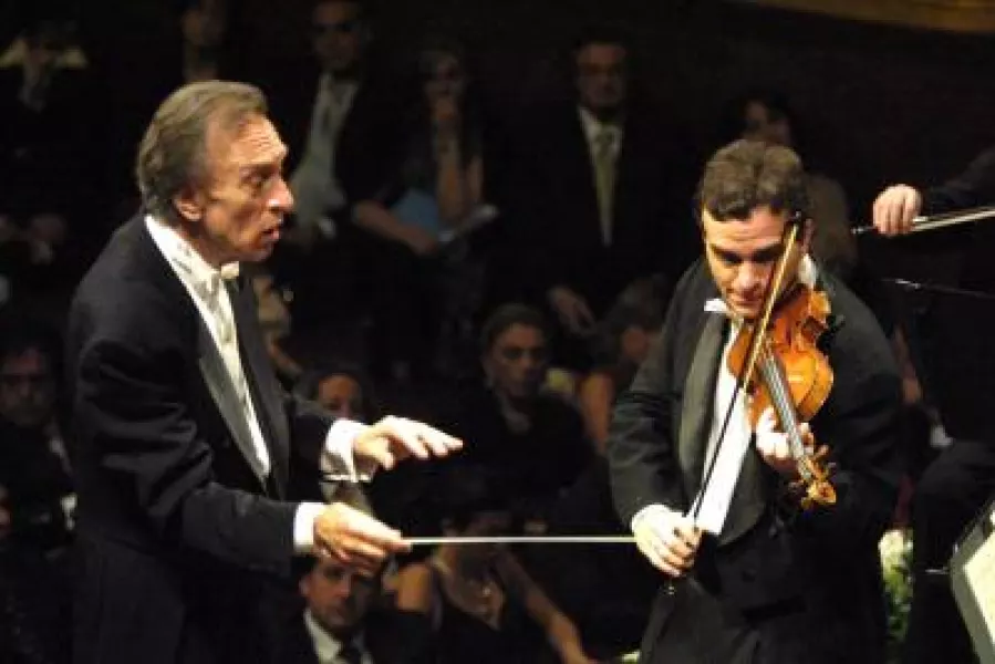 La Berliner Philarhmoniker, direttore Claudio Abbano, violino Gil Shaham