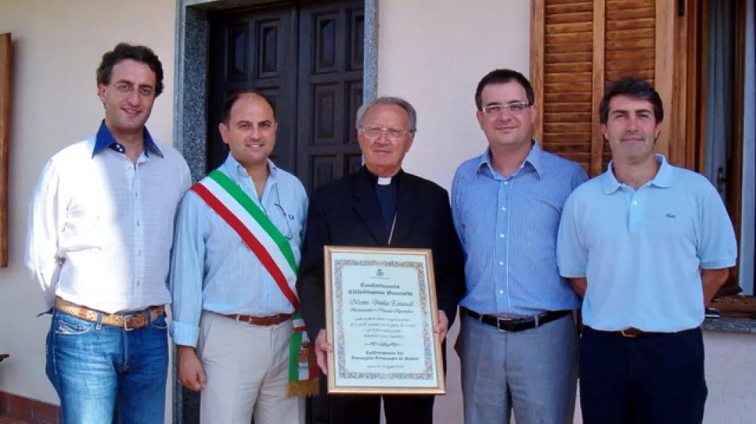 Monsignor Einaudi con il sindaco, Luca Gosso, e gli assessori Giuseppe Delfino,  Marco Gallo e Gianmichele Cismondi  nel giorno della consegna della cittadinanza onoraria