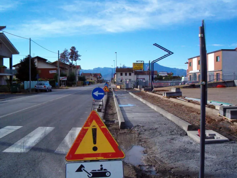 Il nuovo tratto di marciapede lungo la strada regionale