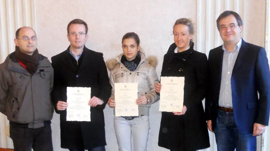 Da sinistra il sindaco, Luca Gosso, i premiati Luca Rosso, Cristina Tallone e Deborah Rosso, il vice-sindaco, Marco Gallo