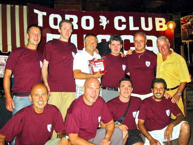 I dirigenti del Toro club Busca e Valle Maira con, al centro, Ezio Daniele, titolare della ditta sponsor del club