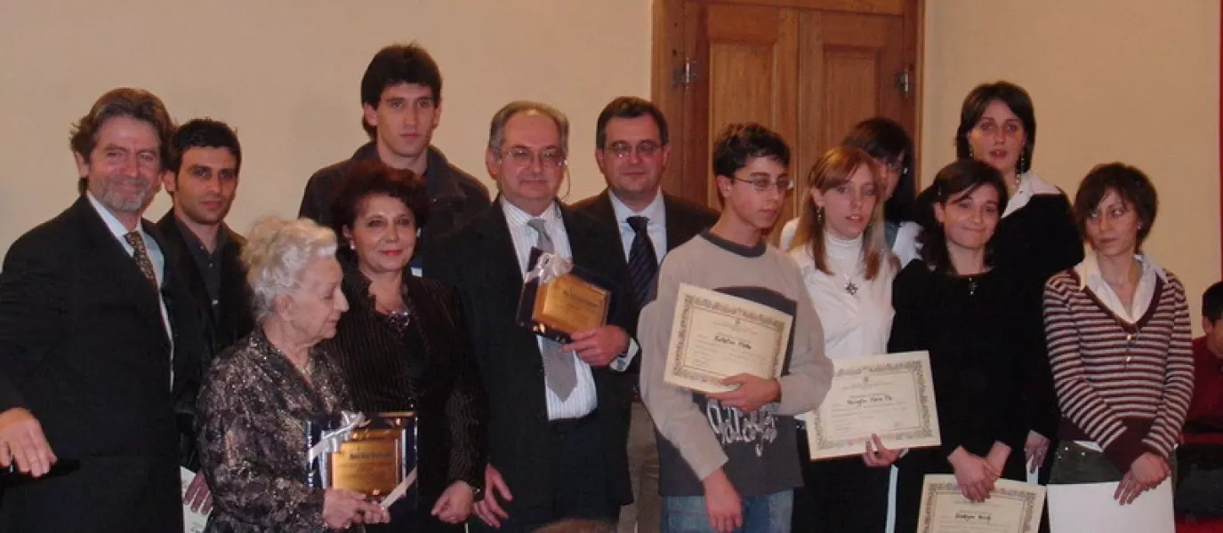 Gli allievi diplomati dello scorso anno insieme con l'assessore alla Cultura, Marco Gallo, al presidente dell'Istituzione comunale culturale, Lina Giammusso, ed al direttore artistico, Pier Luigi Barbero