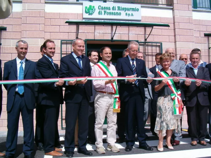 Il presidente della Cassa di risparmio di Fossano, Beppe Ghisolfi, taglia il nastro per l'inaugurazione dello sportello di San Chiaffredo, fra i sindaci di Busca, Luca Gosso, e Tarantasca, Bruna Giordano