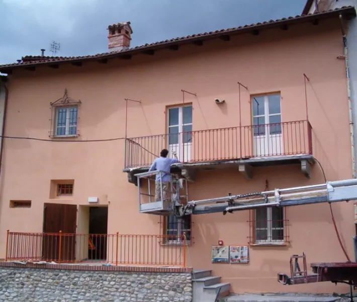 Ultimi lavori all'esterno del l'edificio