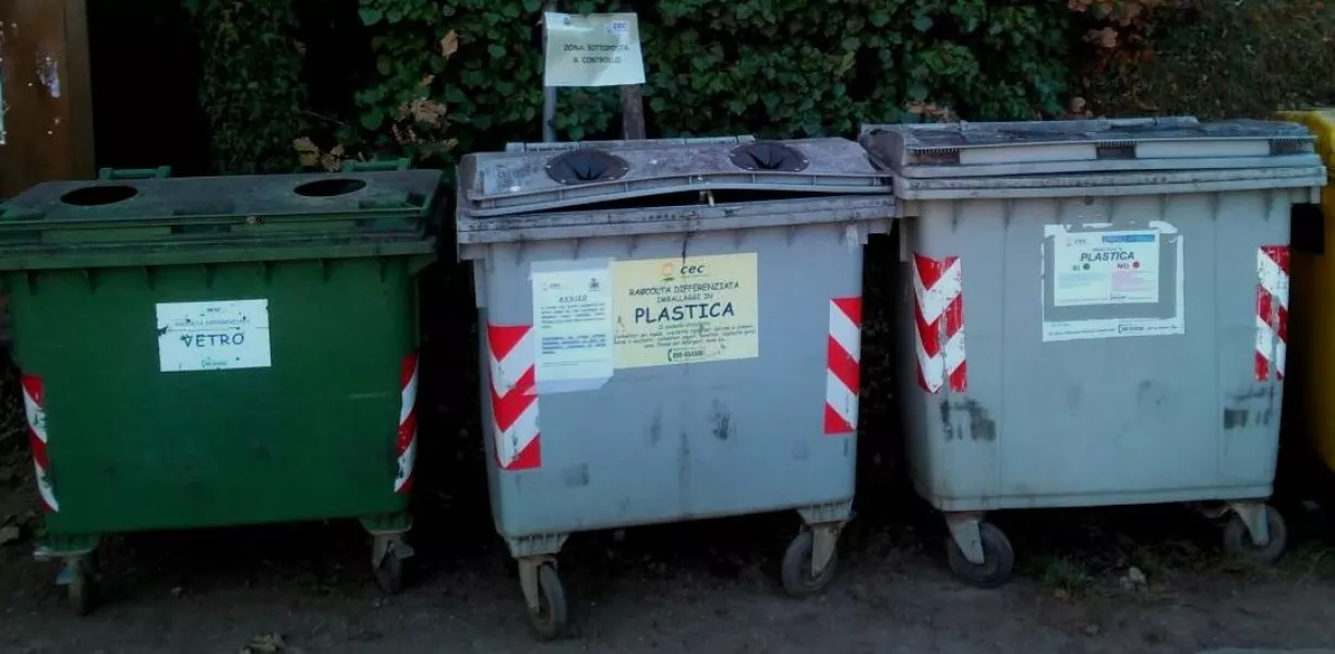 Si ribadisce che i cassonetti ancora presenti lungo le strade nelle frazioni non sono a disposizione di tutti, ma soltanto dei residenti in quelle zone