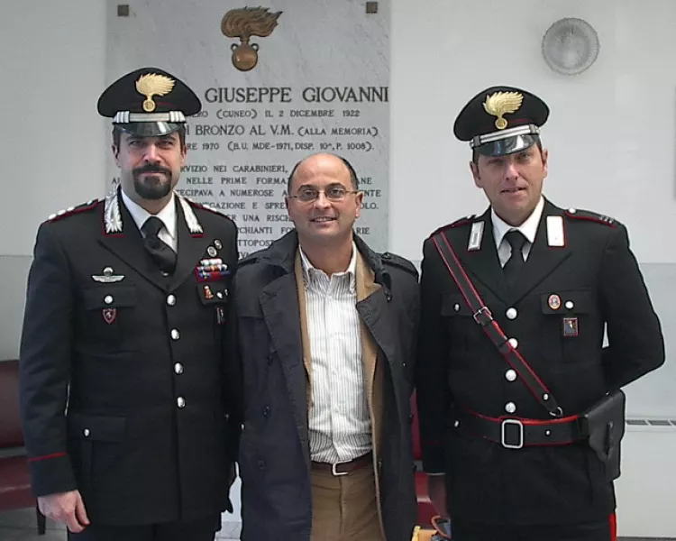 Il sindaco, Luca Gosso, con il capitano Fabio Arena e il maresciallo Federico Massabò