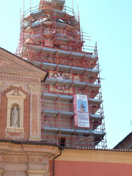 I ponteggi circondano la torre