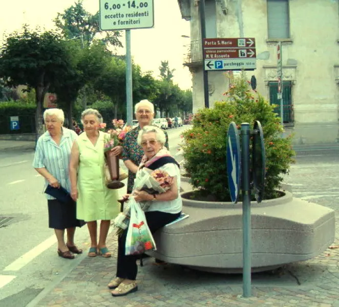 Un gruppo di signore in attesa del bus per il cimitero alla fermata di piazza Santa Maria