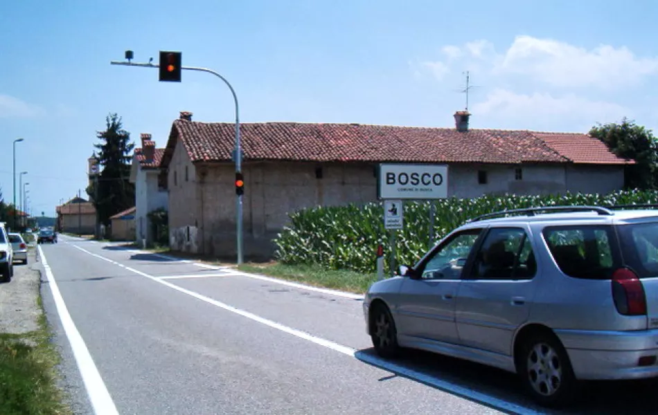 Il semaforo rallenta-traffico sulla strada provinciale, all'ingresso della frazone, in direzione Busca-Cuneo, prima del pericoloso incrocio con le strade comunali