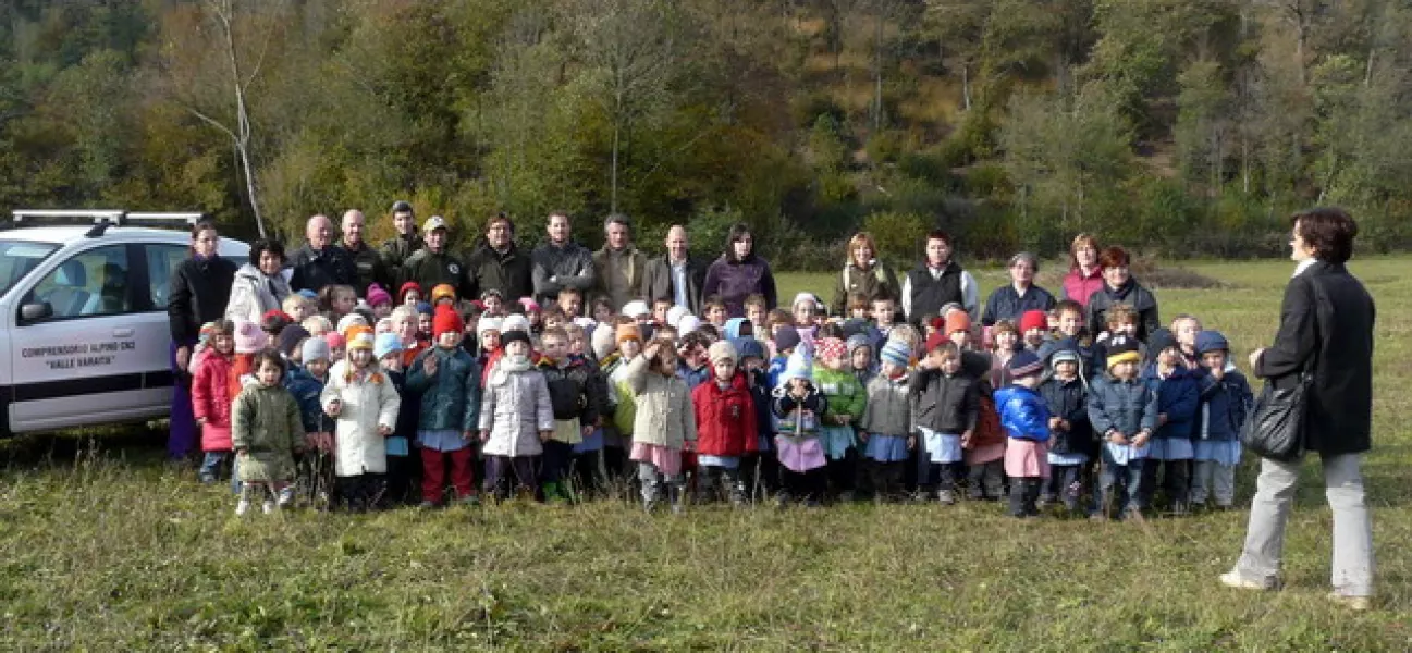 Il gruppo dei bambini con le maestre e gli organizzatori della giornata