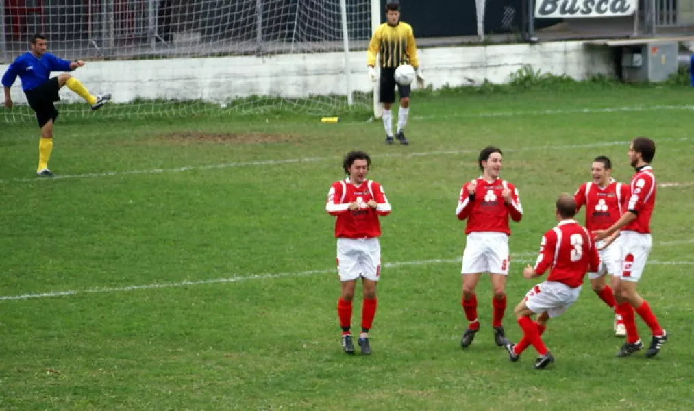 Un attimo dopo il gol del pareggio 2 a 2 di Corna