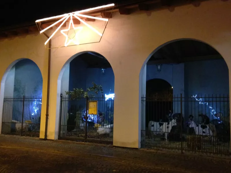 Suggestiva ambientazione sotto l'ala in piazza Santa Maria