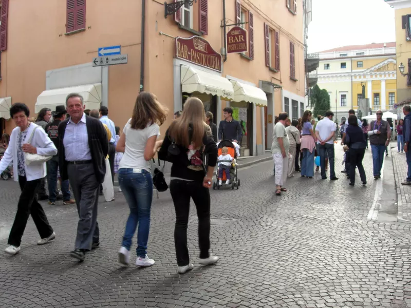 Famiglie e giovani per le vie del centro ieri pomeriggio