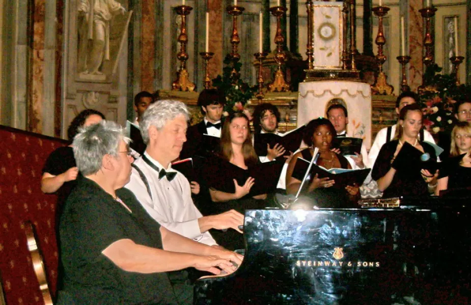 Brian Ganz e Beverly Babcockaccompagnano a quattro mani il coro St. Mary's Chamber Singers, diretto da Larry Vote 