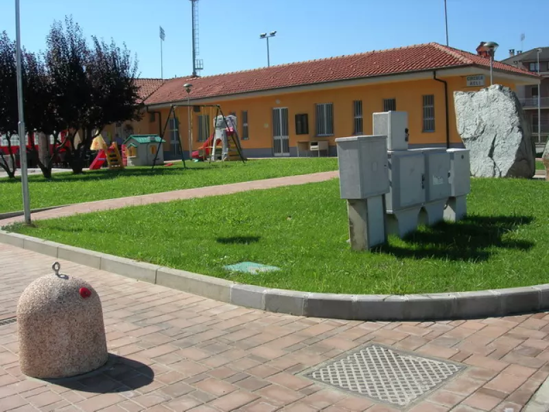 L'ingresso all'area sportiva, ristrutturato,  con il monumento ai Caduti e gli spogliatoi rimessi a nuovo 