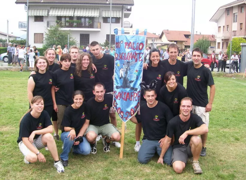 La squadra di Busca con lo stendardo del Palio