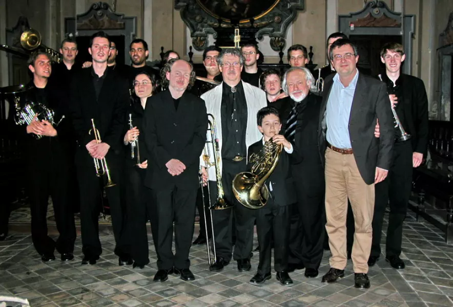 Il gruppo di Ottoni dopo il concerto di ieri sera nella chiesa della Rossa: al centro, con la giacca chiara, il direttore Joseph Burnam