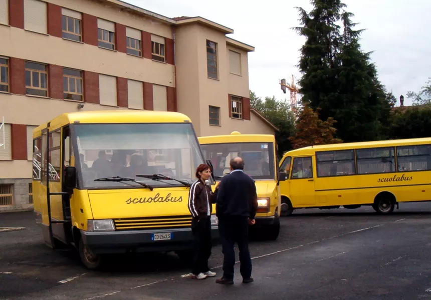 Gli scuolabus in partenza dalle scuole medie