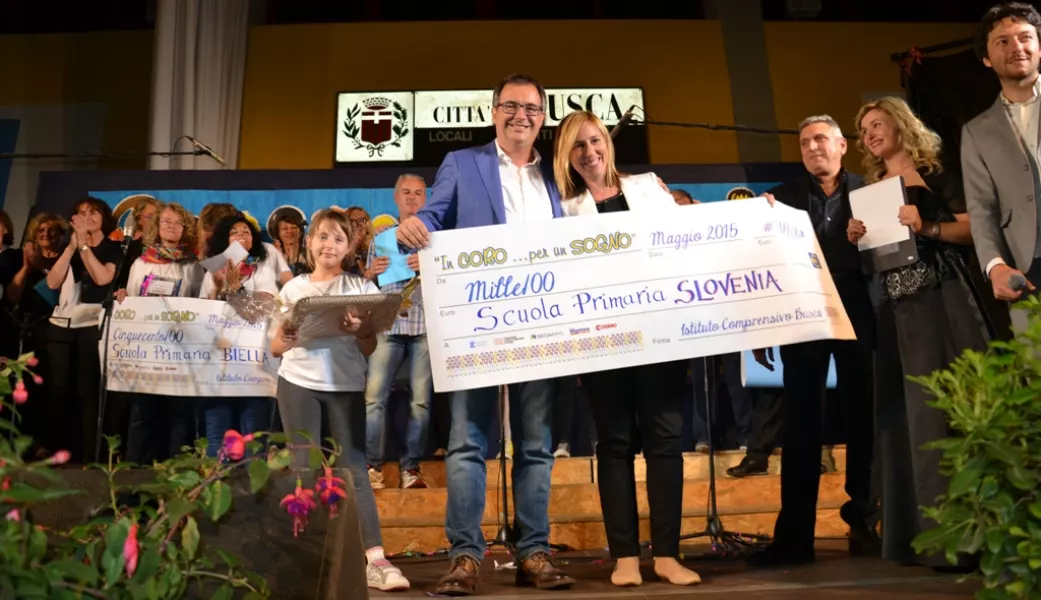 La consegna del primo premio dell'edizione 2015 al coro di una  scuola slovena