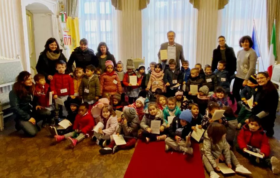 I bambini della scuola dell'infanzia con il Sindaco per l'autenticazione della loro orginale 'carta d'identità'