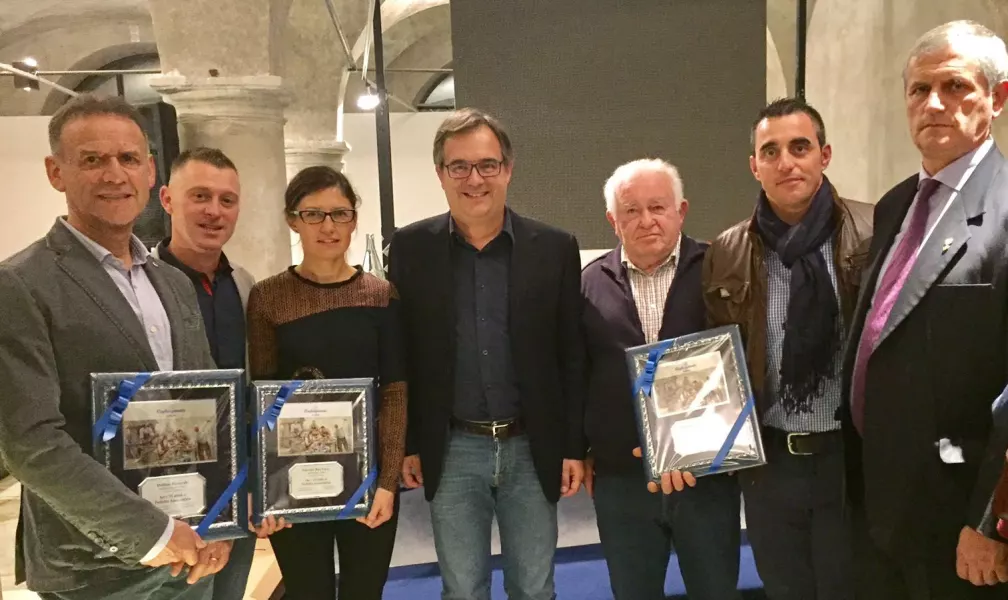 I premiati con, al centro, il sindaco Marco Gallo, e, a destra, il presidente del distreto di Dronero di Confartigianato, Giorgio Verutti