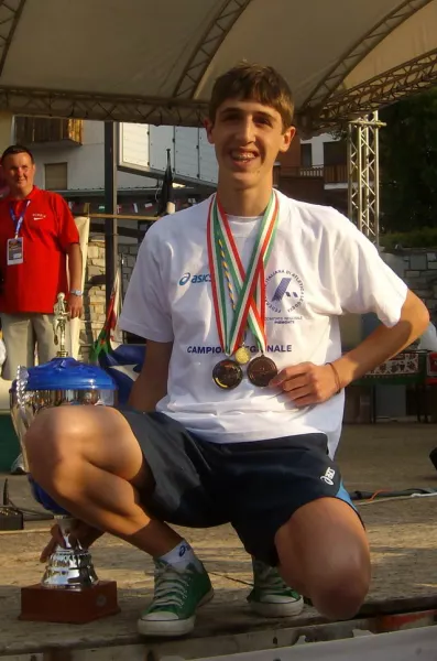 Giovanni Olocco, con le medaglie d'argento individuale e bronzo di squadra e con la  maglia del Trofeo del campionato regionale