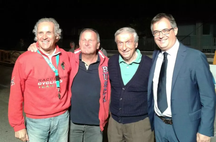 Il sindaco, Marco Gallo,  e l'assessore allo Sport, Gian Franco Ferrero,  con gli organizzatori della Tre giorni in rosa Giacomo Carrera e Lorenzo Tealdi