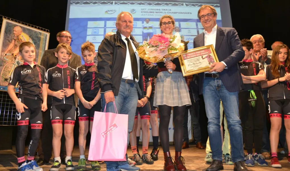 Elisa Balsamo alla serata in ricordo di Pantani del 6 maggio scorso, insieme con il sindaco, Marco Gallo, e l'assessore allo Sport, Gian Franco Ferrero