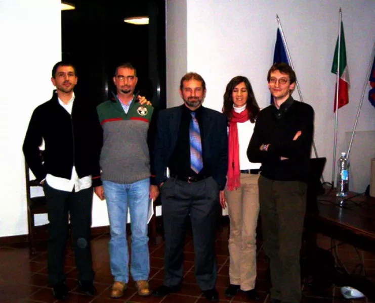 Al centro Silvano Fuso con, a destra,Allessandra Boccardo e Fabrizio Bonetto, con altricollaboratori del Cicap