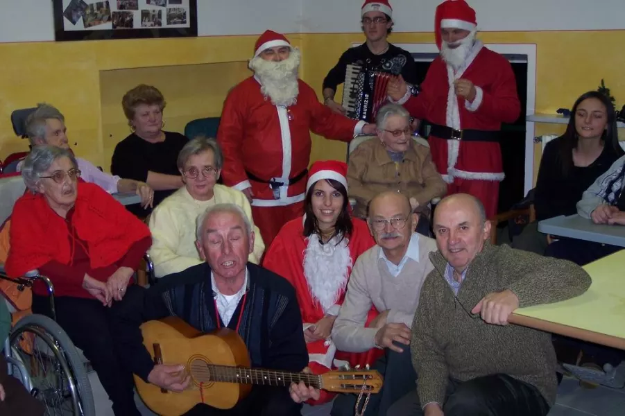 BUSCA EVENTI. Natale 2005, BabbiNatale in visita alla Casa protetta