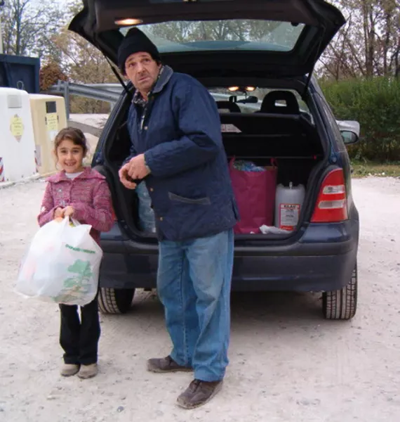 E' arrivata un'altra auto carica di rifiuti ingombranti: la bambina sta per ricevere le relative ecofigurine per la raccolta di Capitan Eco