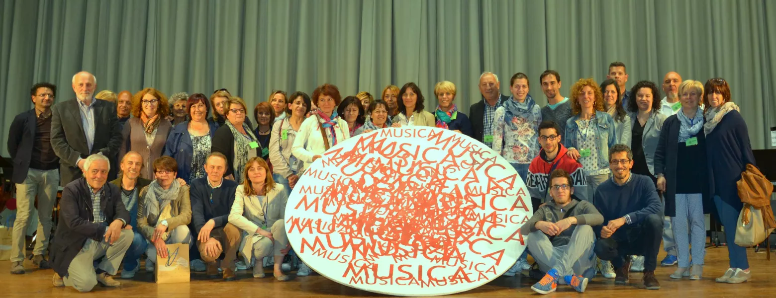 Gli organizzatori e collaboratori sul palco per la foto finale