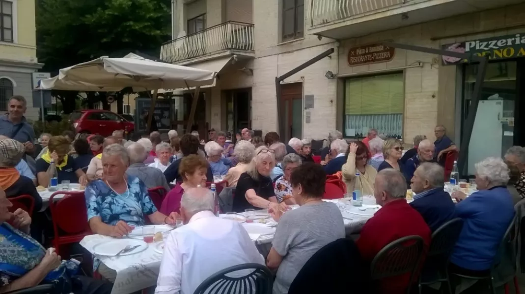 Una pizza all'aperto: a volte basta poco per dare vita agli anni