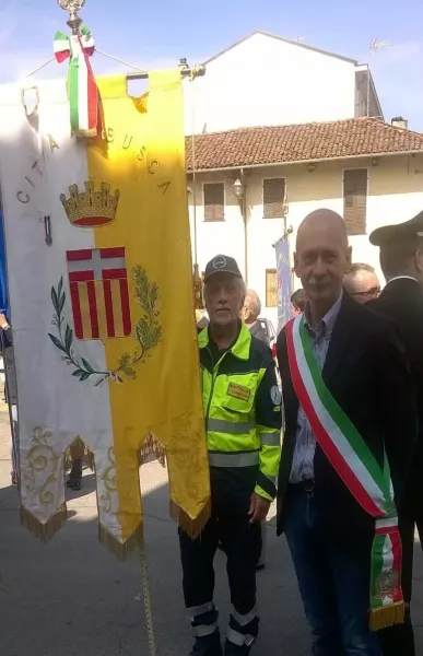 L'assessore Donadio con il Gonfalone della Città ieri alla giornata del donatore