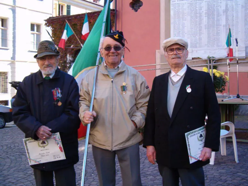 I decorati Carlo Bartolini ed Armando Berti con, in mezzo, il presidente della sezione di Busca dell'associazione Combattenti e reduci, Aldo Ambrogio