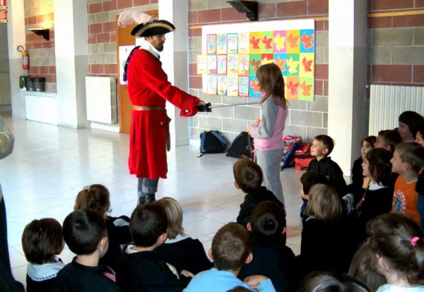 Capitan Eco incanta i ragazzi con una storia fantastica, costruita con il.... 'riciclatron'