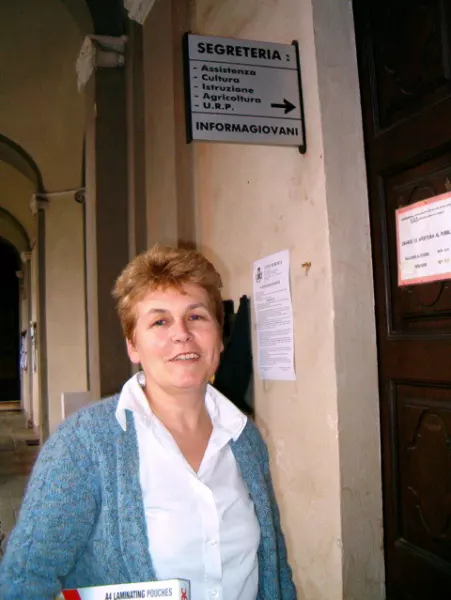 Claudia Cerutti davanti all'ufficio Urp, al piano terreno del municipio