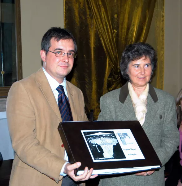 L'assessore alla Cultura, Marco Gallo, riceve dalla signora Maria Golzio la bibliografia donata alla Biblioteca civica