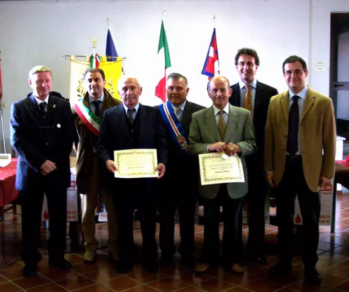 Guido Demaria e Giuseppe Giorgis medaglia terza oro per 80 donazion premiati dal sindaco Gosso e dagli assessori comunali Gallo e Delfino e dall'assessore provinciale Rosso, con (a sinistra) il presidente del Gruppo di Busca Luciano Biadene