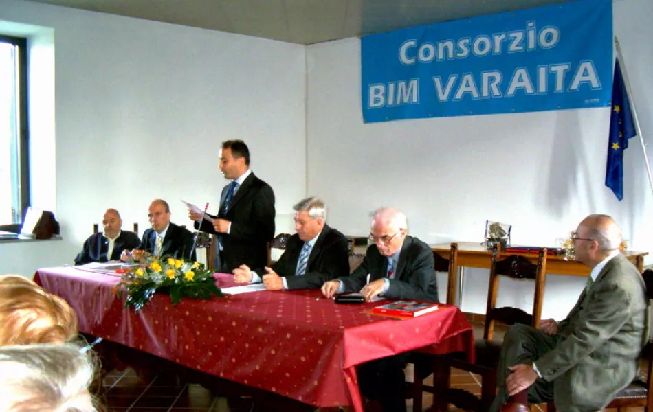 Il sindaco Luca Gosso apre il convegno. Al tavolo dei relatori il giornalista Nanni Giamaria, il presidente della ComunitÃ  montana Varaita, Silvano Dovetta, il presidente del Bim Varaita, Pietro Ruffa,Livio Berardo, l'esperto Salvatore Selleri