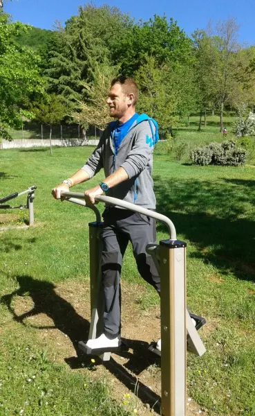 Chi, dopo una passeggiata lungo via Monte Ollero fino al parco, vuole completare l’esercizio aerobico con un po’ di allenamento muscolare  per gambe e braccia, ora  lo può fare