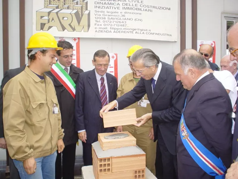 L'onorevole Teresio Delfino posa il primo mattone della ristrutturazione della sede della Cri in corso Romita