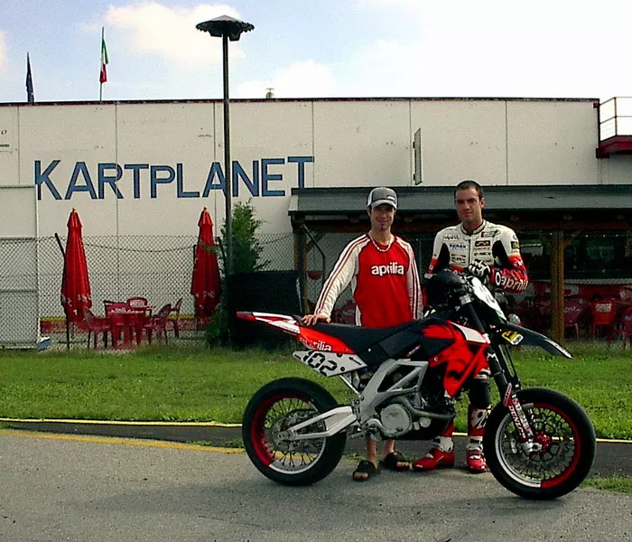 Thierry van de Bosch e Jerone Giraudo, primo e secondo nella classifica mondiale categoria S2, ieri hanno provato il circuito del Kart Planet di Busca