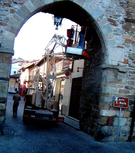 Mirella Lovisolo e Manuela Fonti al lavoro sotto l'arco di porta Santa Maria