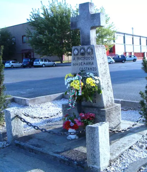 Il cippo commemorativo in zona San Rocco