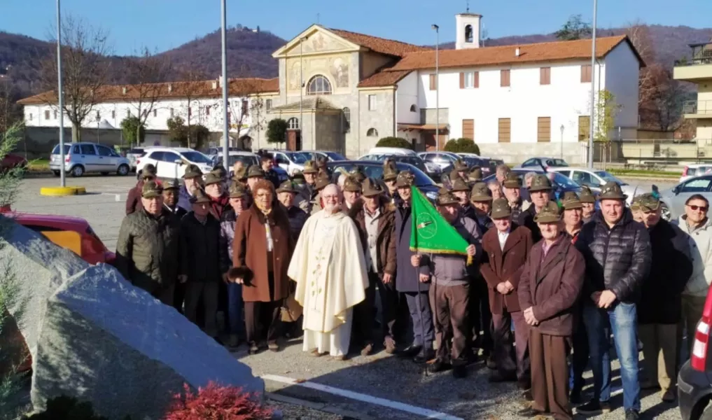 La benedizione al monumento del Alpini