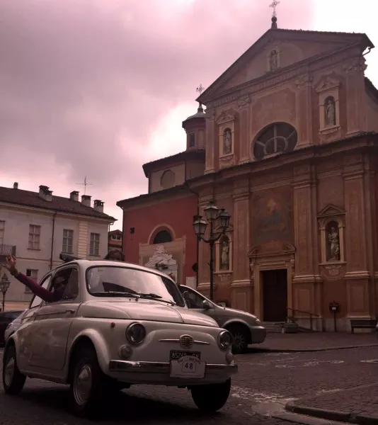 La sfilata delle Fiat 500 vecchio modello in centro città