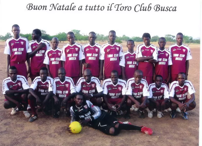 I ragazzi con le maglie donate dal Toro club Busca