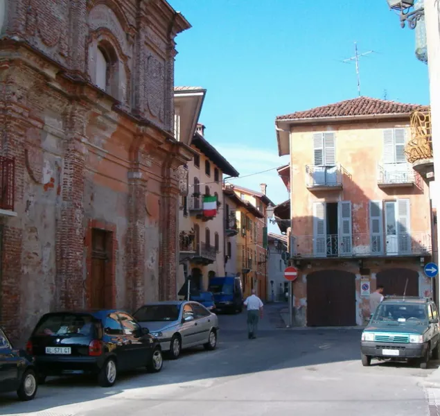 Si parcheggia di nuovo davanti al Teatro civico